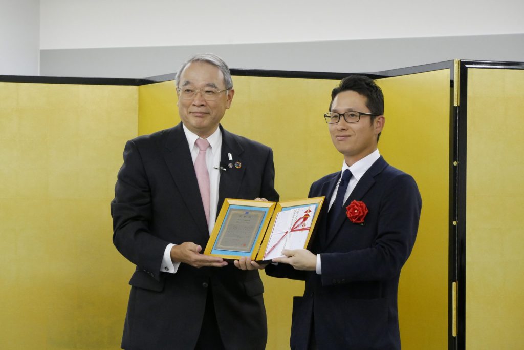 Mujin co-founder Issei Takino recieves the Robotics Innovation Prize of the Logistics Grand Prizes award